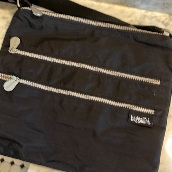 NWOT baggallini cross body bag black - Picture 4 of 4